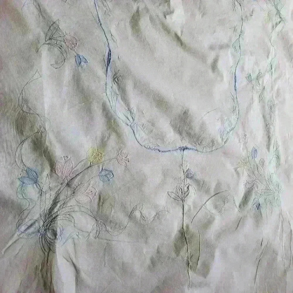 VTG-Floral Embroidered Tablecloth - 60 x 100 - Picture 4 of 7